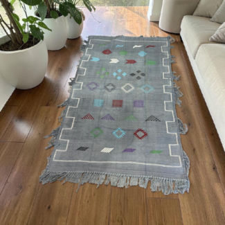 Petit Tapis Berbère Gris à Motifs Amazighs Colorés – 150 × 100 cm